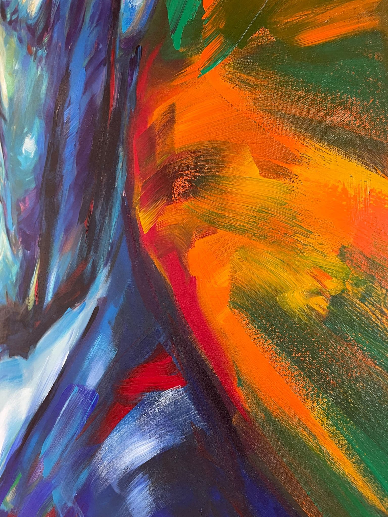 Abstraktes Gemälde mit dynamischen blauen, orangefarbenen, grünen und roten Pinselstrichen auf strukturierter Leinwand.
