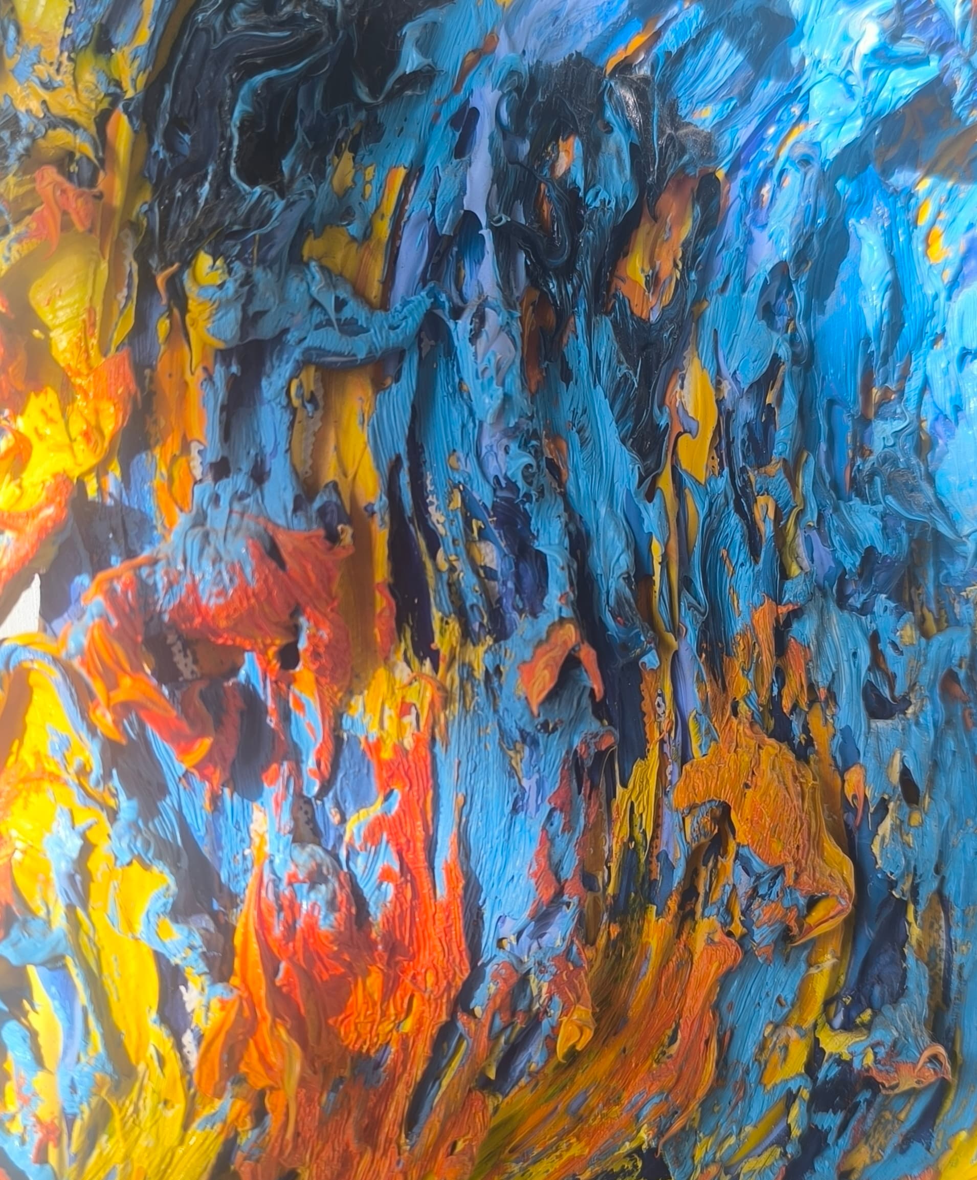 Stark strukturiertes abstraktes Kunstwerk mit lebhaften blauen, orangen und gelben Farbschichten in Impasto-Technik.